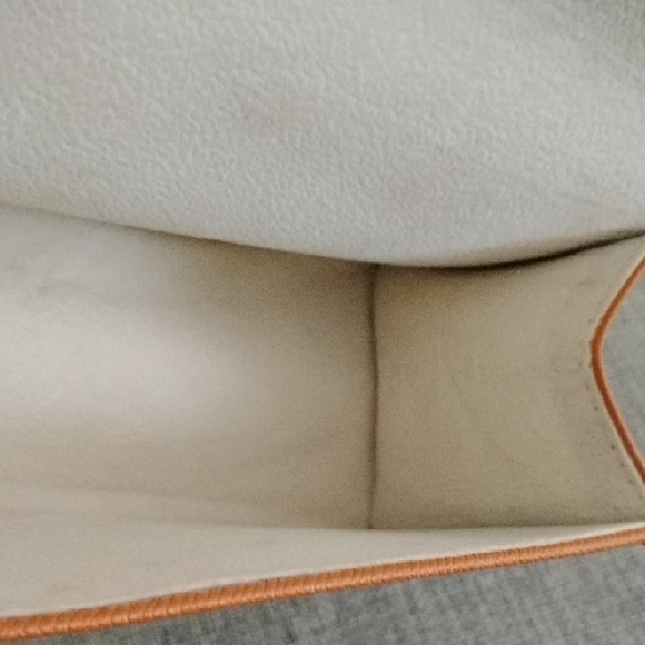 Giveaway Item Tory Burch Orange glass case with Silver Logo.Every 5lb Or 5 Bundl - Picture 10 of 12